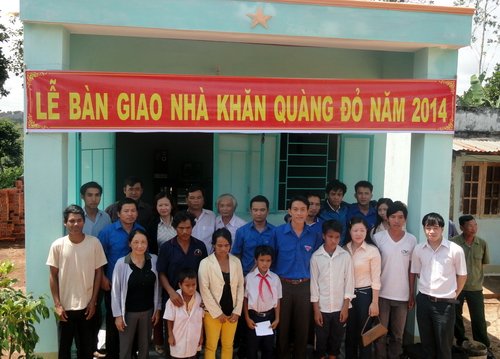 Bàn giao ngôi nhà mới cho em Siu Nay ở xã Chưhdrông